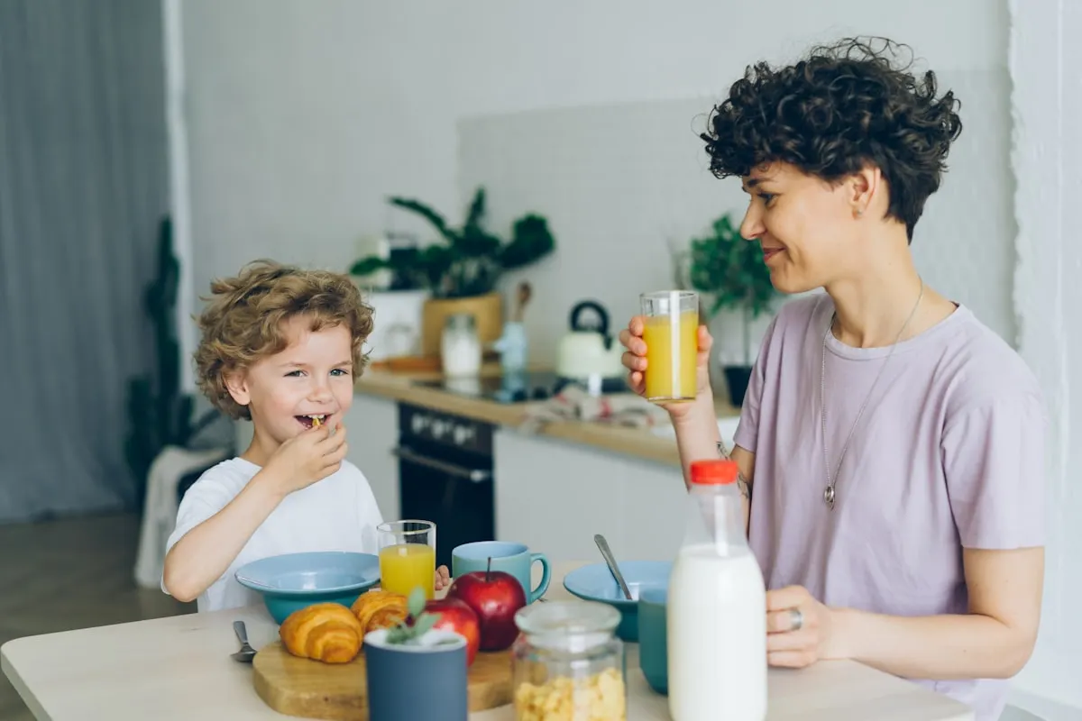 Glas med apelsinjuice, illustration av den så kallade cortisol cocktail-trenden